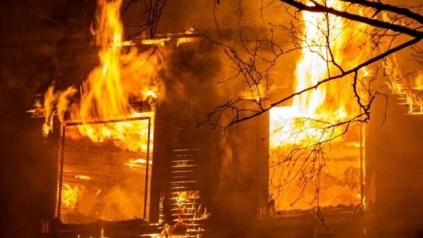Сегодня в Архангельске горела расселенная «деревяшка»