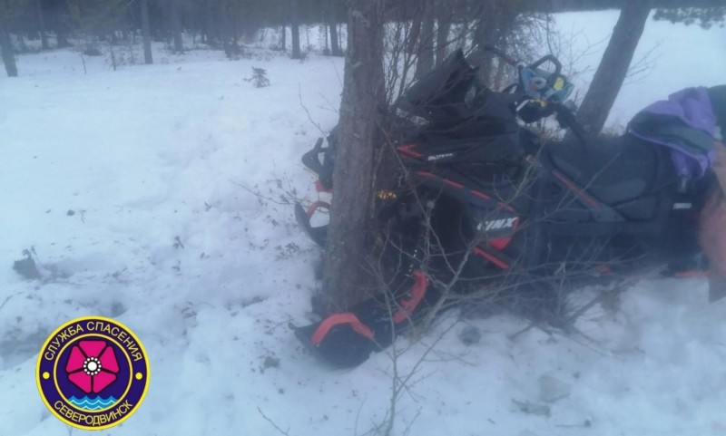 Под Северодвинском двое мужчин разбились на снегоходе, один из них погиб