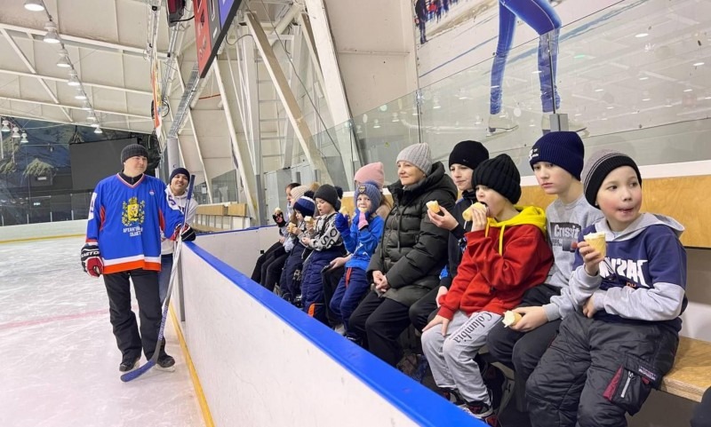 Воспитанники детского дома из Северодвинска побывали на хоккейном мастер-классе