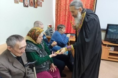 Священник подарил «жаворонков» пациентам дома престарелых в поселке Савинском