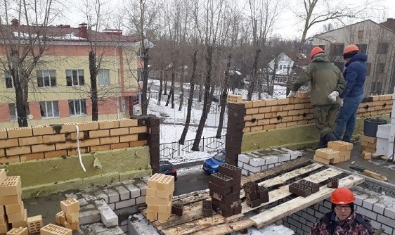 В Северодвинске строители начали кладку стен второго этажа двухподъездного дома