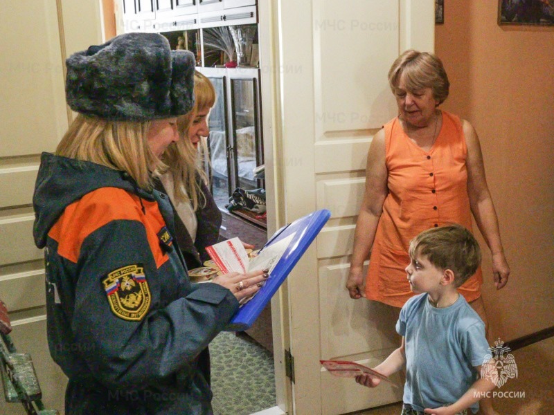 Сотрудники МЧС России обращают внимания населения на правила пожарной безопасности