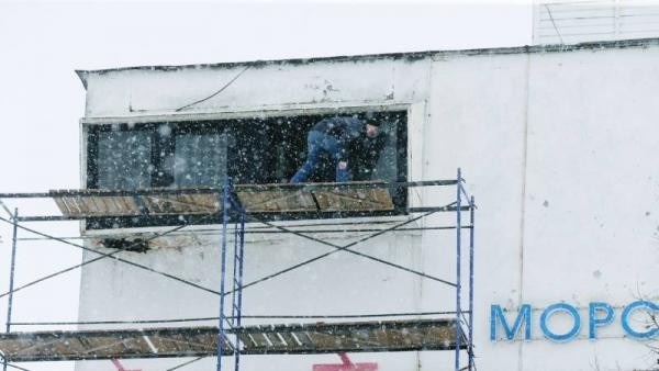 В Архангельске приступили к установке больших фасадных часов на здании МРВ