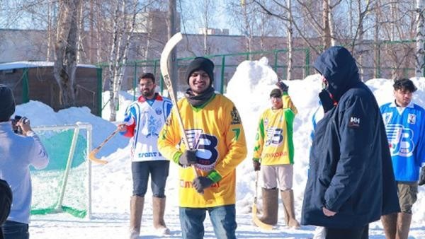 Звезды «Водника» научили иностранцев играть в русский хоккей