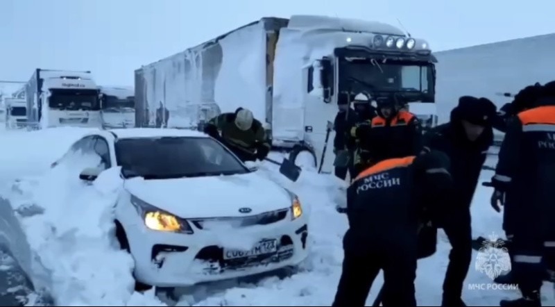 Всестороннюю помощь автомобилистам в Ростовской области оказывают специалисты МЧС России