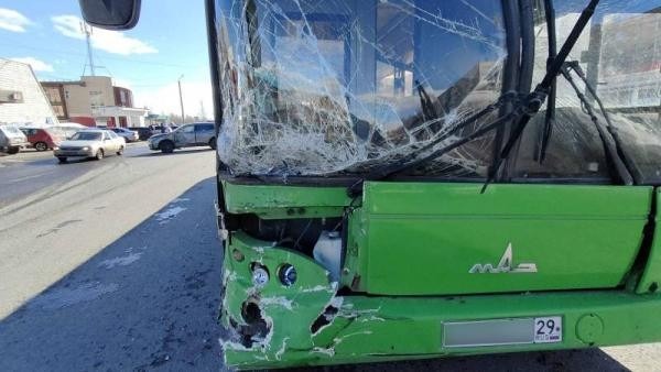 У автовокзала в Архангельске водитель иномарки врезался в автобус