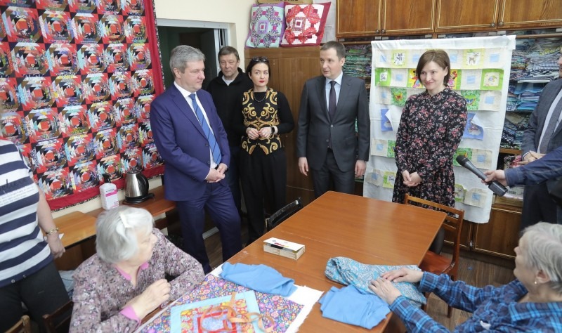 Мастерицы клуба лоскутного шитья в Архангельске шьют одежду для военнослужащих