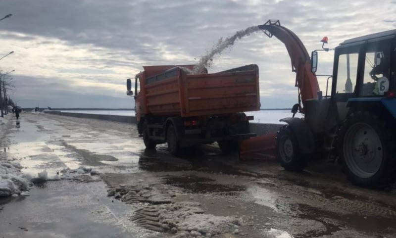 В Архангельске начали убирать лёд с дорог и тротуаров
