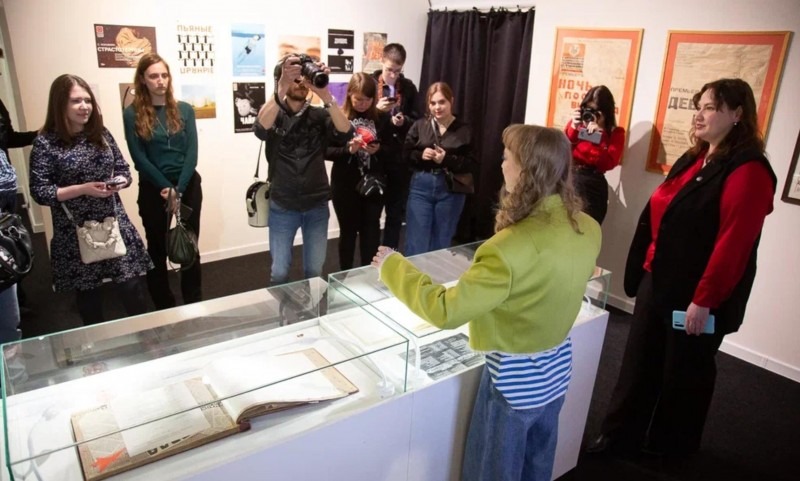В Архангельске открылась выставка-лабиринт, посвящённая истории Молодёжного театра