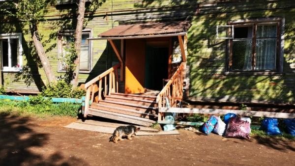 В Соломбале сегодня сошел со свай деревянный дом: он не признан аварийным