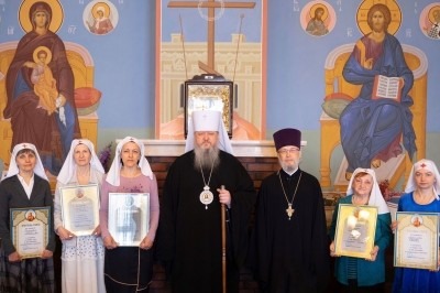 Митрополит Корнилий наградил архангельских и новодвинских сестер милосердия архиерейскими грамотами
