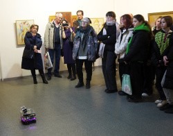 Студенты САФУ открыли выставку картин с роботом-экскурсоводом