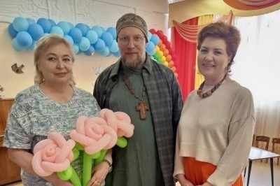 Священник Петр Кузнецов в День защиты детей порадовал воспитанников северодвинских социальных учреждений 