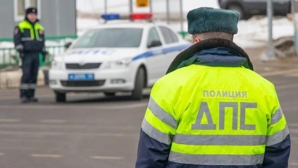 В Архангельске задержали двоих сотрудников ГИБДД по подозрению во взятке