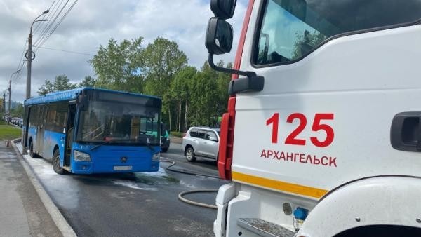 В Архангельске у областной детской больницы загорелся автобус: там были пассажиры