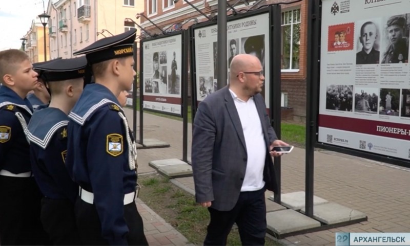 В Архангельске открылась выставка «Юные защитники Родины»