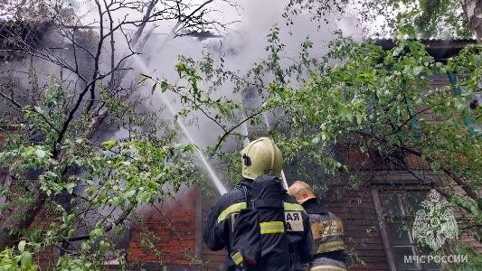 В Архангельске потушили пожар в еще одной нежилой «деревяшке»