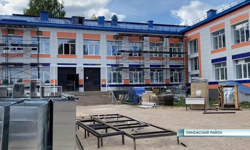 Радикальные изменения в Карпогорах: школа обновляется, а возле библиотеки создают культурную зону отдыха Радикальные изменения в Карпогорах: школа обновляется, а возле библиотеки создают культурную зону отдыха