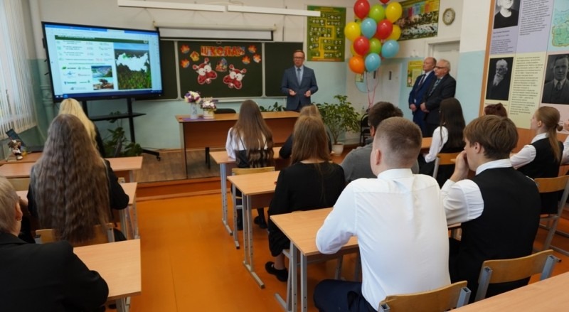 Учащимся эколого-биологического лицея Архангельска рассказали об особенностях лесной отрасли региона