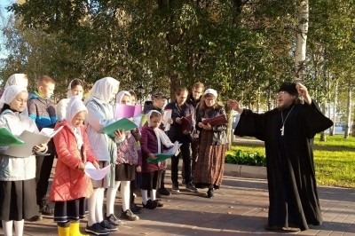 В историческом сквере на месте утраченного Михаило-Архангельского монастыря дети исполнили песнопения 