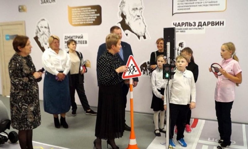 Председатель областного Собрания Екатерина Прокопьева побывала в современной поселковой школе