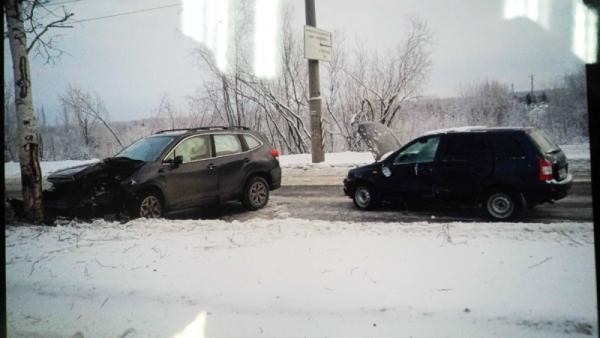 На Маймаксанском шоссе в Архангельске произошло ДТП: одна машина улетела в дерево