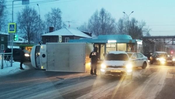 В Архангельске от столкновения с автобусом «Рико» перевернулся грузовик