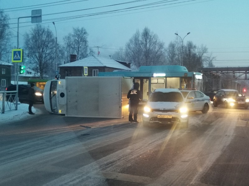 В Архангельске «Газель» опрокинулась на бок после столкновения с пассажирским автобусом