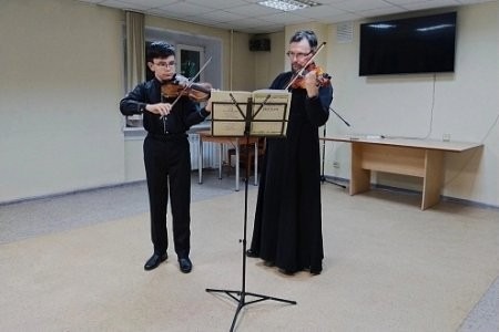 Архангельский священник организовал концерт в Центре "Родник"
