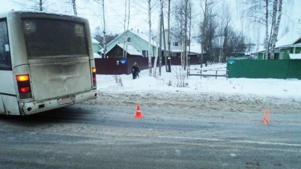Пенсионерка попала под колеса автобуса на пешеходном переходе в Архангельске