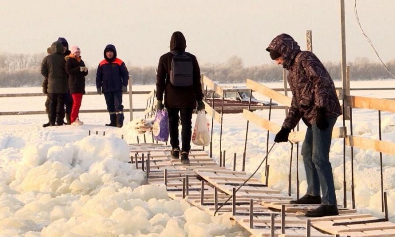 Жители Архангельского острова Хабарка уже могут ходить в Соломбалу по ледовой переправе