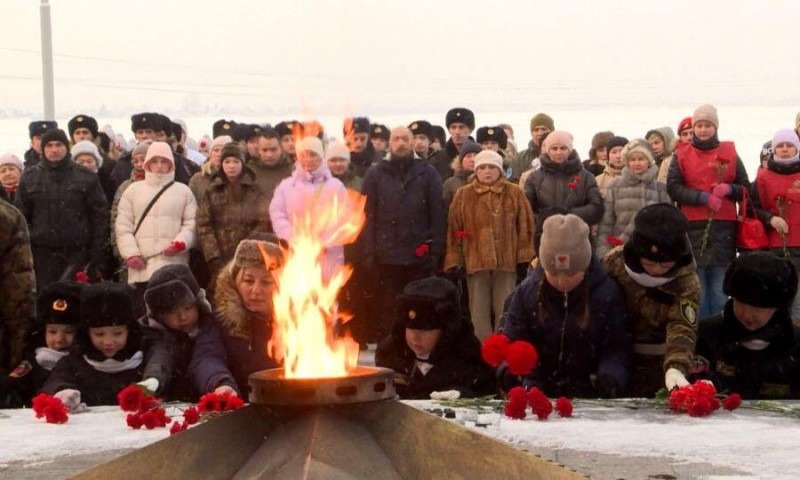 Цветы к Вечному огню возложили в Архангельске в День неизвестного солдата