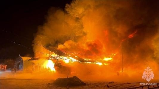 В Архангельске тушат пожар площадью 1800 квадратных метров