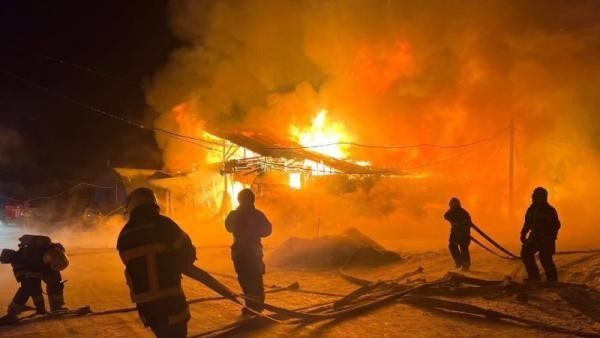 Видео: в Архангельске огонь уничтожил производственное здание пилорамы