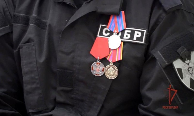 Медалями «За отличие в охране общественного порядка» награждены шесть архангельских росгвардейцев