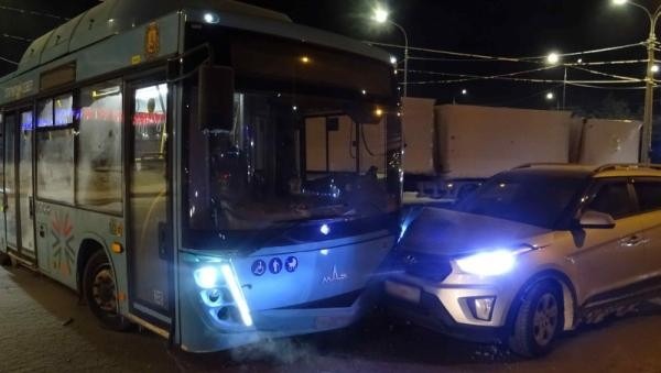 Автобус врезался в легковушку в районе Краснофлотского моста: пострадал ребенок