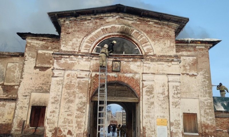 В Каргопольском районе собирают средства на восстановление сгоревшего храма Ошевенского монастыря