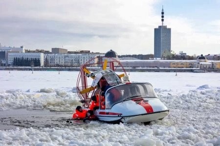 В Архангельске мужчина на мотособаке провалился под лед