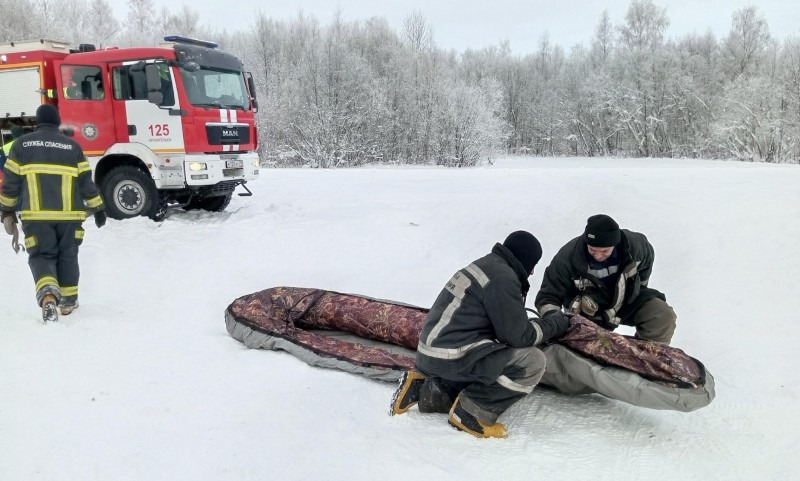 В Приморском районе спасатели эвакуировали с озера рыбака с инсультом