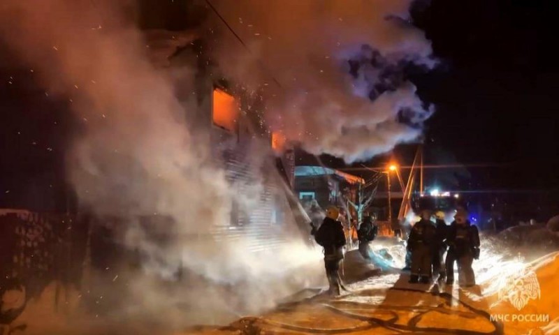 В Архангельске локализован крупный пожар в частном доме на Суханова, 13