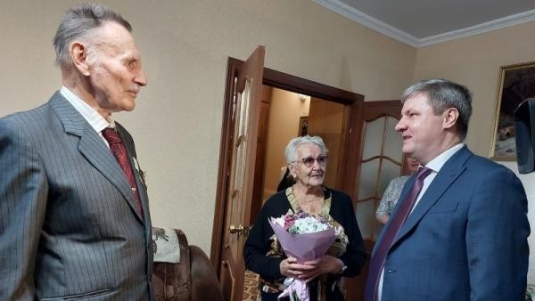 Глава Архангельска вручил ветеранам-блокадникам почетные знаки