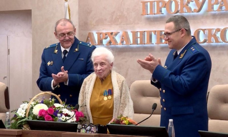 Вековой юбилей отмечает ветеран областной прокуратуры Нина Плешанова