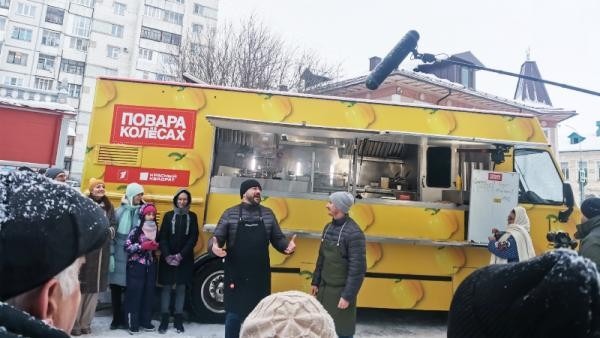 Известные столичные шефы устроили кулинарный баттл в центре Архангельска