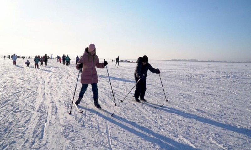 «Всей семьёй на лыжню» — родители с детьми приняли участие в массовой гонке в Архангельске