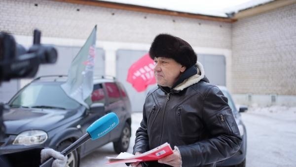 Народный фронт принял от Налоговой службы две машины для отправки на СВО
