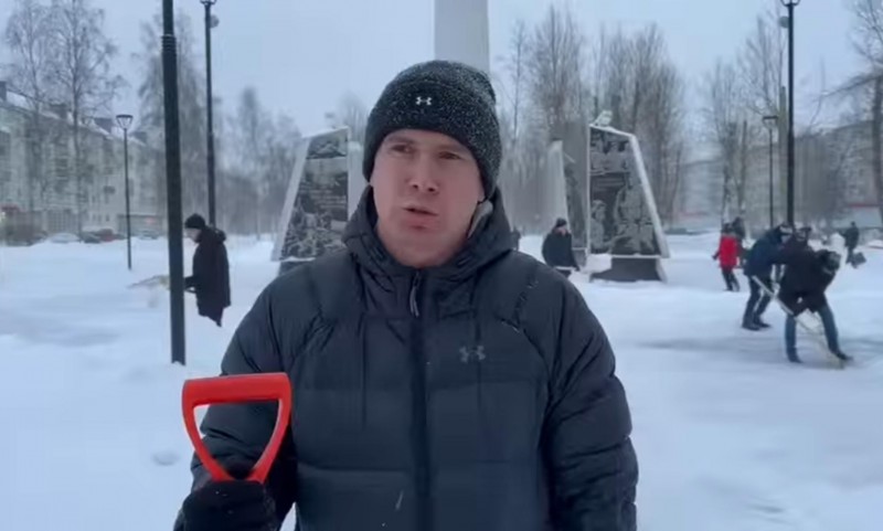 Глава администрации Северодвинска взял лопату и убирает улицы