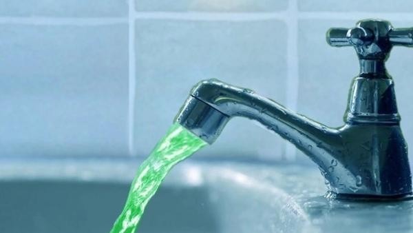 Горячая вода архангелогородцев может позеленеть: людей попросили не переживать