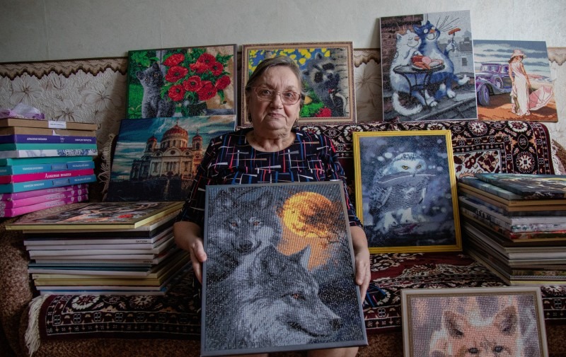 75-летняя архангелогородка передала картины в штаб помощи участникам СВО и членам их семей