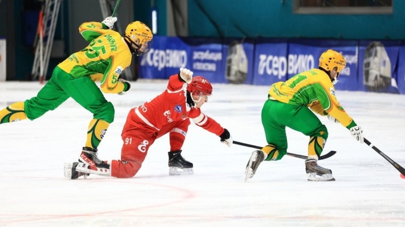 «Водник» выиграл первый четвертьфинальный матч среди команд суперлиги чемпионата России по хоккею с мячом