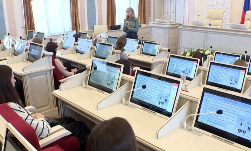 Парламентский урок для школьников и студентов прошёл сегодня в Архангельском областном Собрании